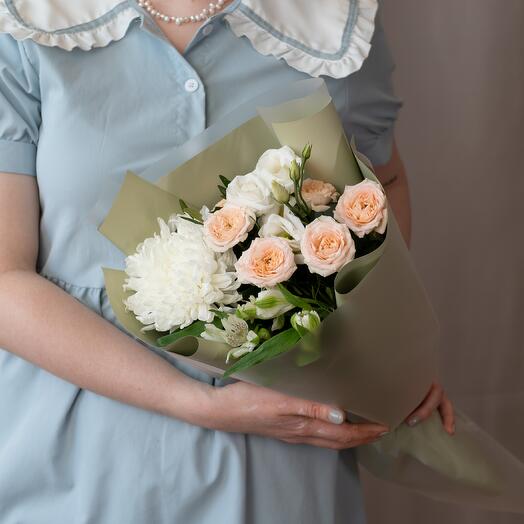 Небольшой букет-комплимент "Лесной" (хризантема одноголовая, эустома, кустовая роза Сара, альстромерия)