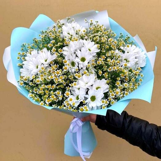 Букет из ромашек и хризантем