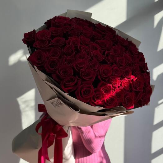 Букет гигант из 77 метровых роз