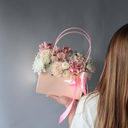 Композиция в сумочке из цветов FMART by flowwow