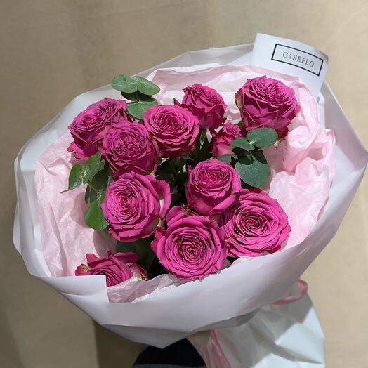 Яркий букет из кустовых роз с эвкалиптом