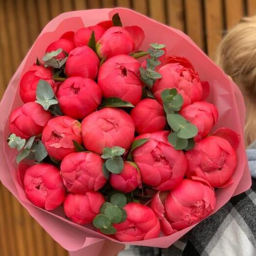 21 коралловый пион с эвкалиптом