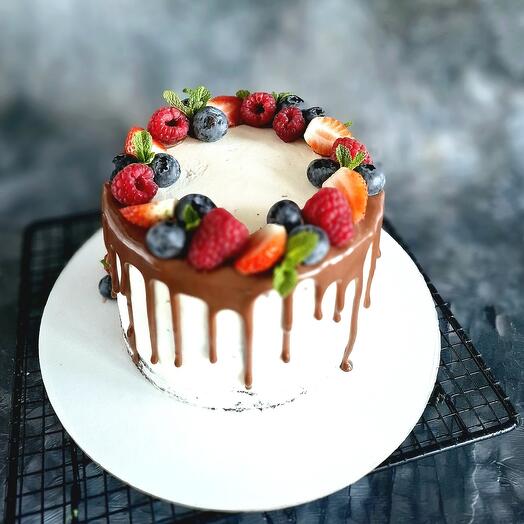Торт со свежими ягодами и шоколадными подтеками