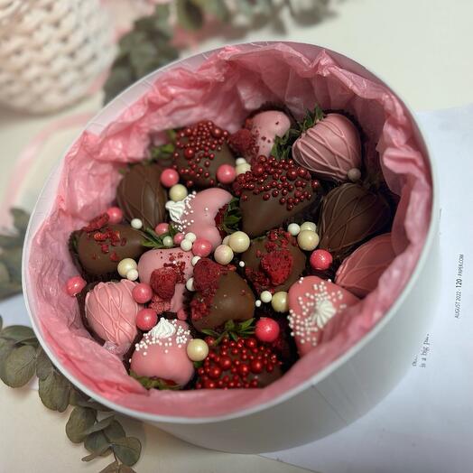 Клубника в шоколаде и рисовыми шариками 🥰