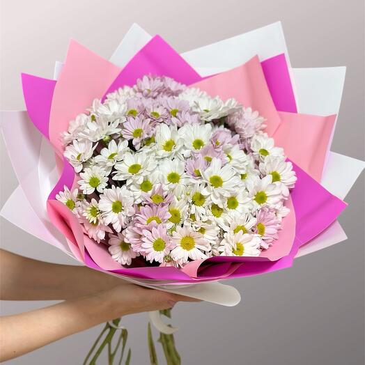 Букет из розовых и белых хризантем