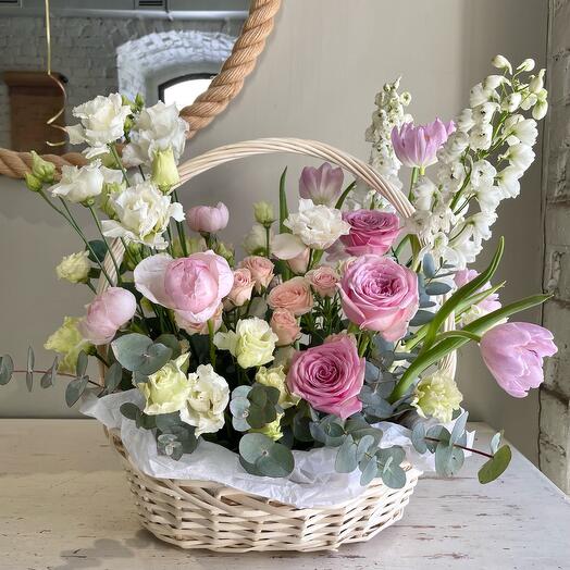 Весенняя композиция в корзине с пионовидными розами