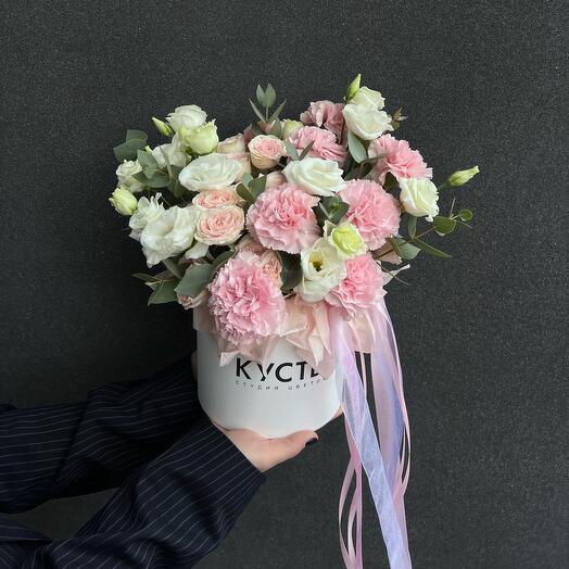 Hatbox with dianthus and lisianthus