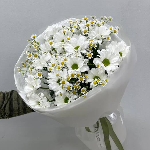 Сборный букет из кустовой хризантемы "ромашка" с матрикарией