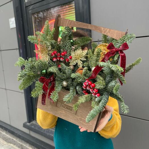 Новогодняя композиция из ели нобилиса и новогоднего декора в деревянном ящике "Рождественские ягоды"