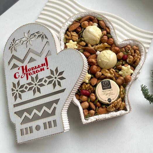 Набор с орехами в подарочной коробке