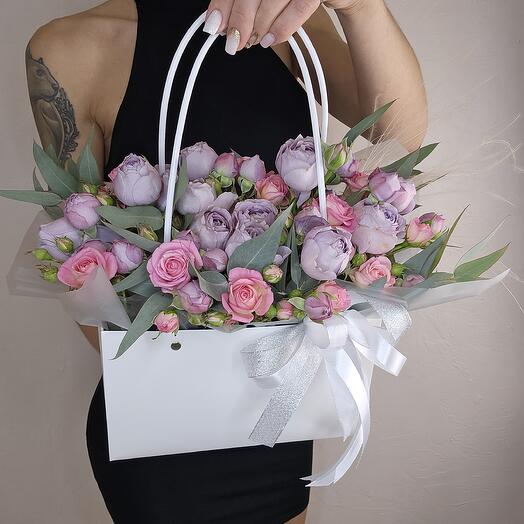 Цветы в сумочке "Джайлан" из пионовидной кустовой розы Лавандер