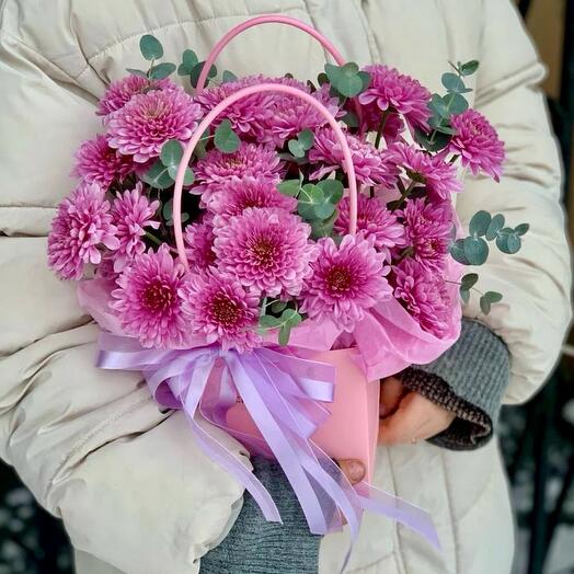 Resistant box with chrysanthemum and eucalyptus