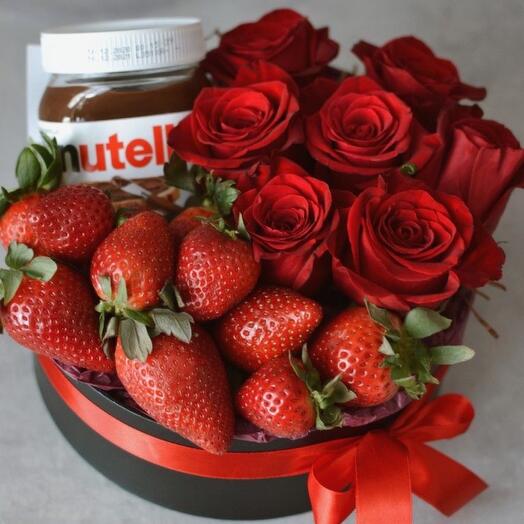 Композиция с клубникой ,шоколадной пастой и красными розами