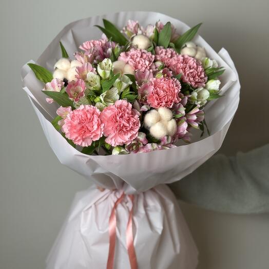 Круглый букет с альстромериями, диантусами и хлопком