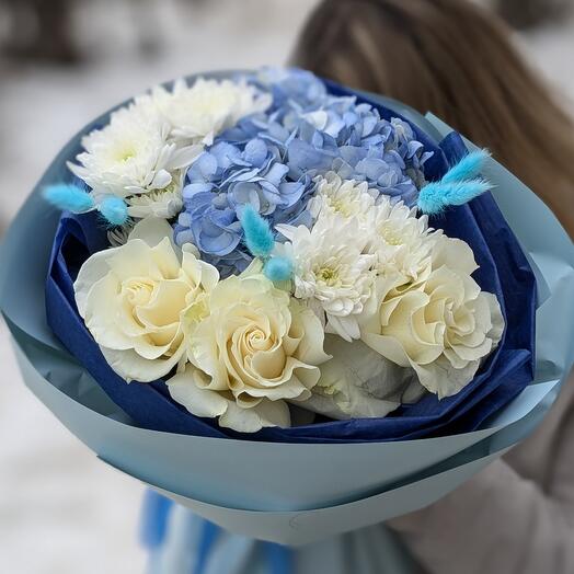 Букет с голубой гортензией, розами и хризантемой "Синий коктейль" S
