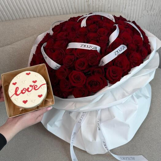 Комбо из 101 красной шикарной розы и бенто тортика «Love»