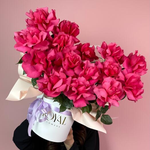 Композиция в коробке М из малиновых роз