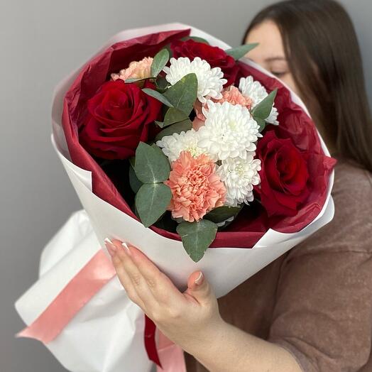 Сборный букет с красными розами, диантусами, хризантемой и веточками эвкалипта