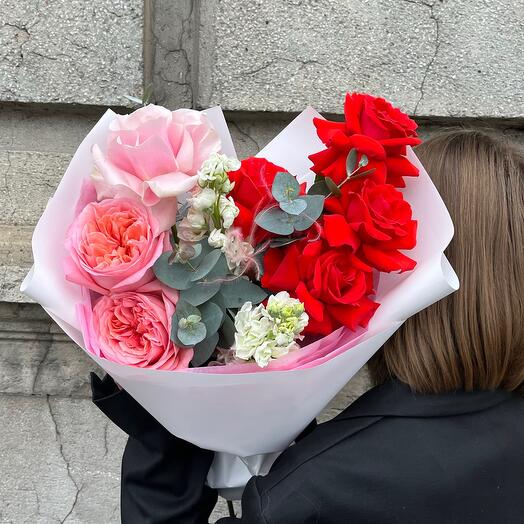 Авторский букет с алой французской и пионовидной розой (96)