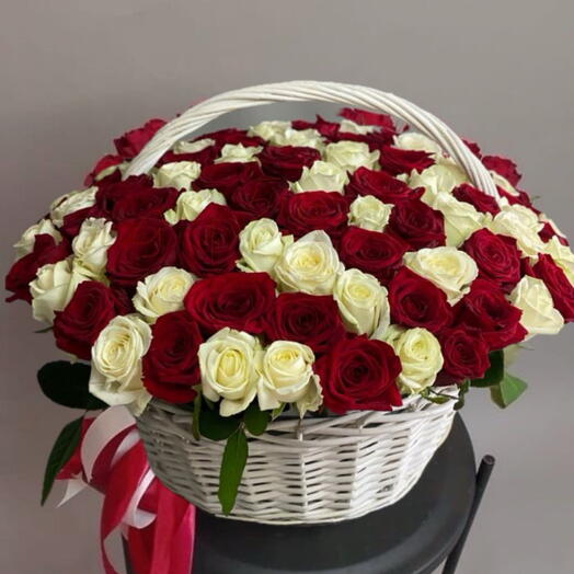 Корзина белые красные розы