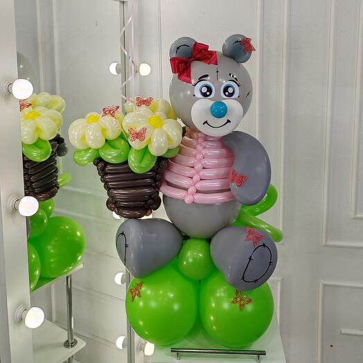 Мишка с корзиной цветов