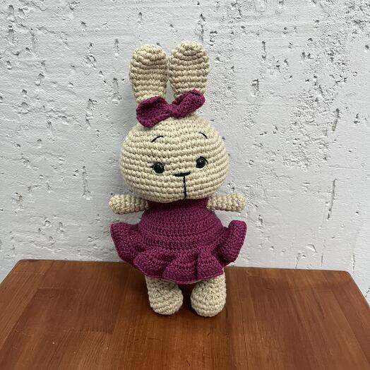 Вязаная игрушка «зайчик в бордовом платье»