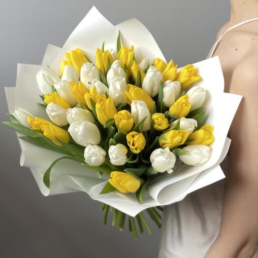 Микс желтых и белых тюльпанов