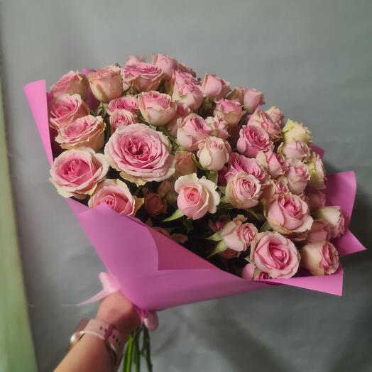 15 кустовых роз в розовой упаковке