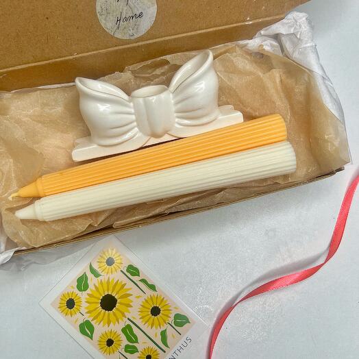 Подарочный набор декора ручной работы: Подсвечник  Бант , 2 столовые свечи (абрикосовый, молочный цвет)