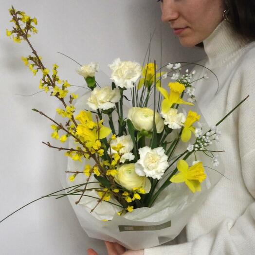 Букет с форзицией и ранунклюсами