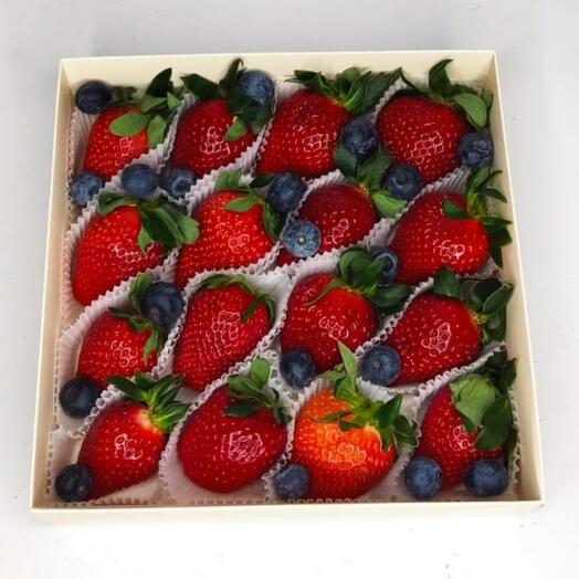 Strawberry bouquet/ 16-20 pieces (strawberries in season)