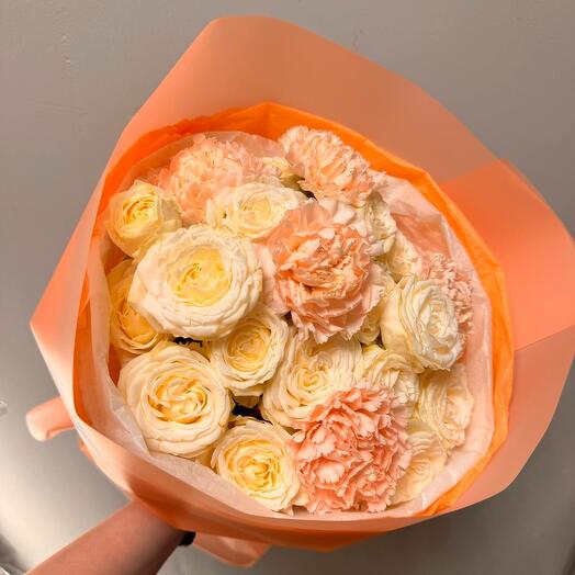 Букет с белой кустовой розой