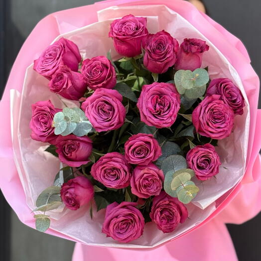 Моно букет из 19 фиолетовых роз и эвкалипта