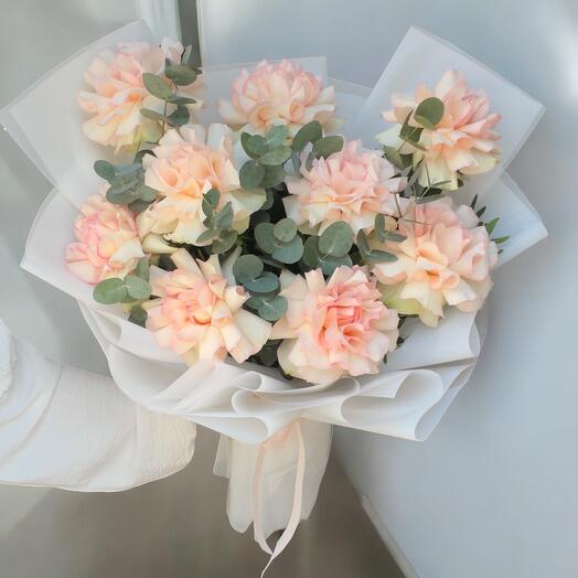 Ramo de rosas francesas con eucalipto