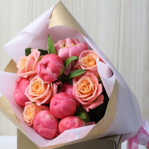 Dúo brillante, ramo con rosas y peonías 7 piezas