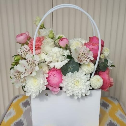 Цветы в коробке с ранункулюсом
