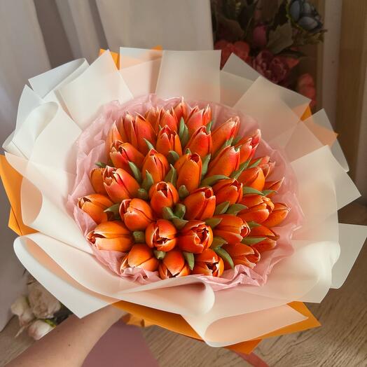 Яркий букет из зефирных тюльпанов из клубники