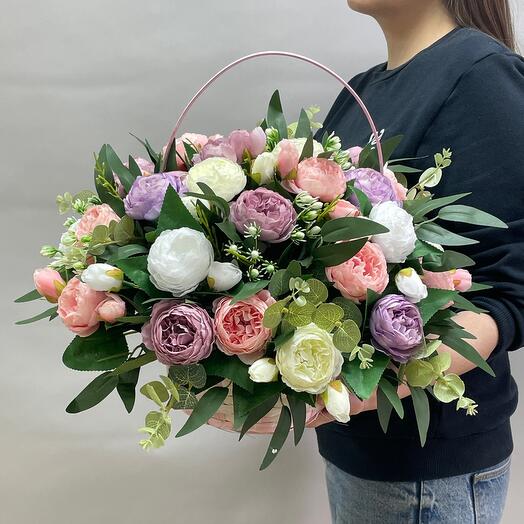 Композиция из искусственных цветов