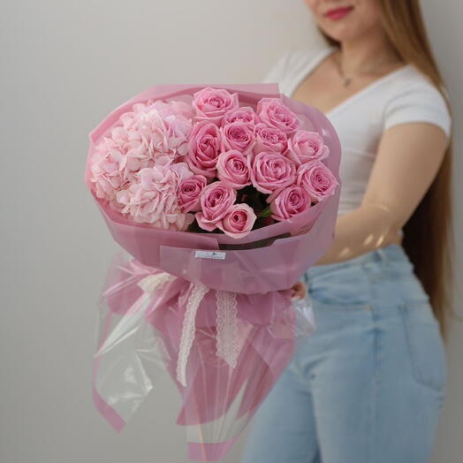 Розовый букет с гортензией и розами