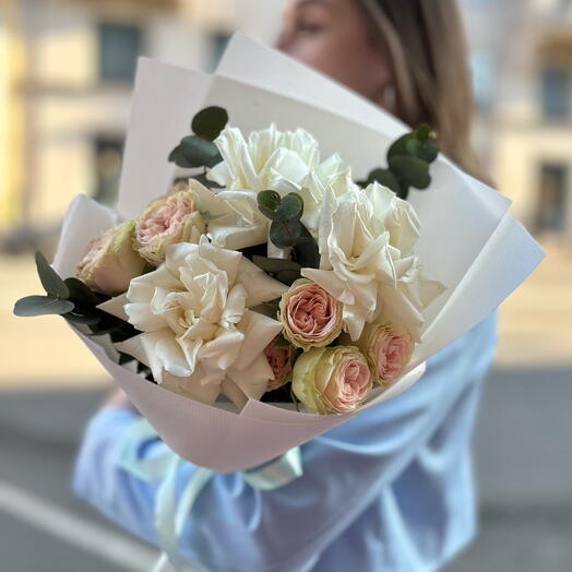 Кустовые и Французские розы в букете