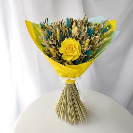 Букет из стабилизированной жёлтой розы и сухоцветов