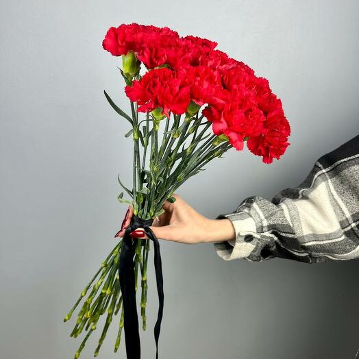 Траурный букет из 20 красных гвоздик