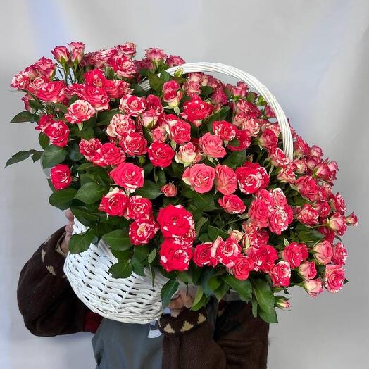 Корзина из 51 кустовой розы Fair works
