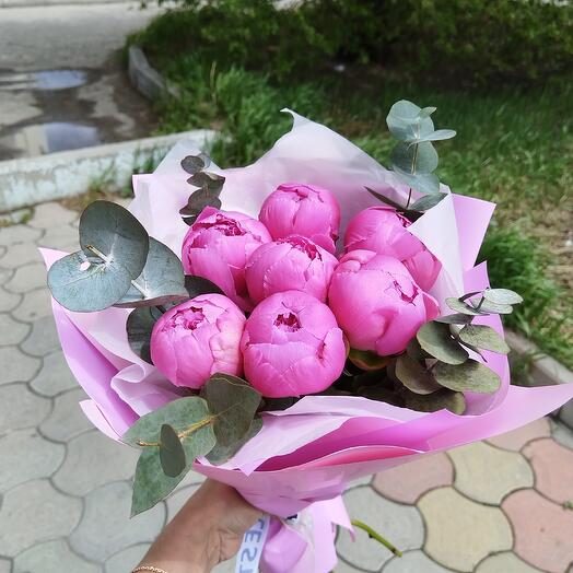 Пионы малиновые с эвкалиптом (7шт)