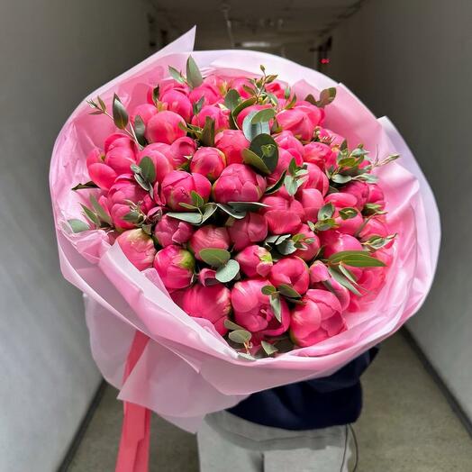 Коралловые пионы с эвкалиптом