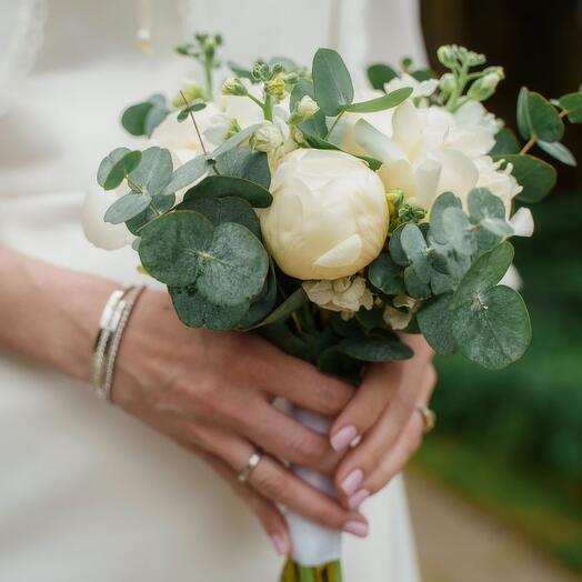 Букет невесты с пионами, эвкалиптом и маттиолой