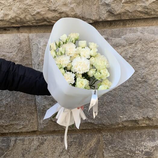 Duo white dianthus and spray rose