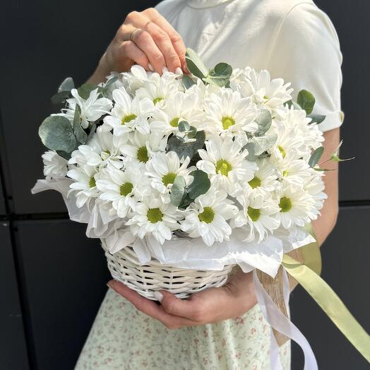 Композиция в плетенной корзине с ромашковой хризантемой и эвкалиптом