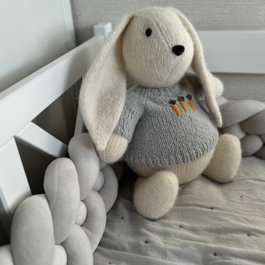 Вязаный зайчик ручной работы