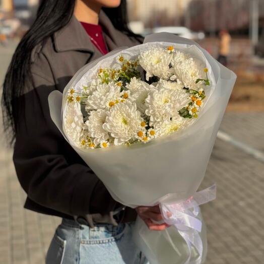 Букет из ромашек и хризантем